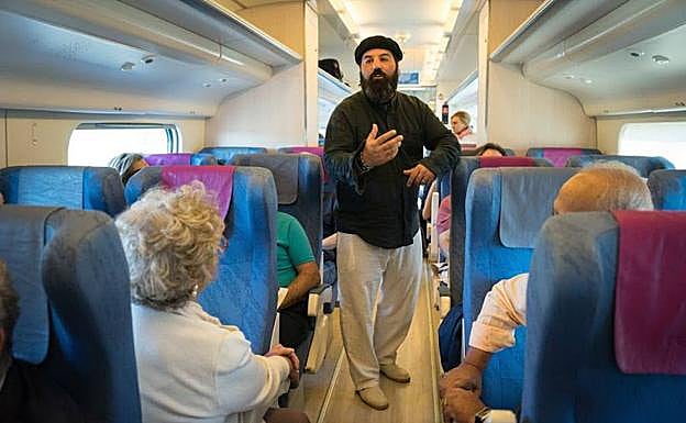 Información teatralizada en uno de los trenes que comunica Madrid con las rutas enológicas de Valladolid. 