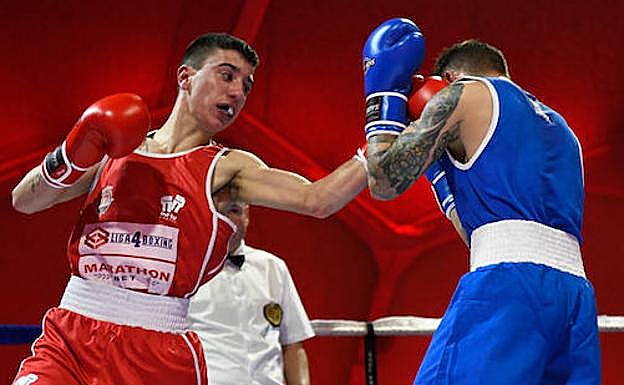 El púgil vallisoletano lanza un golpe de izquierda sobre su rival canario. 