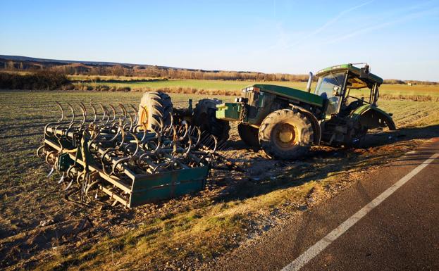 Imagen principal - Se da a la fuga tras un tremendo choque contra un tractor en Quintanilla del Agua