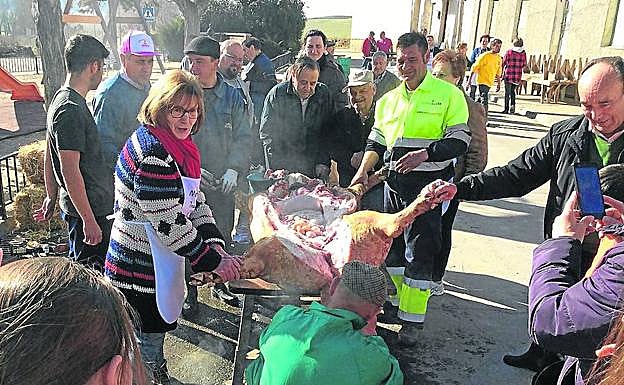 Los vecinos se Robladillo, en pleno «urdido» del cerdo (limpieza de las tripas del animal). 