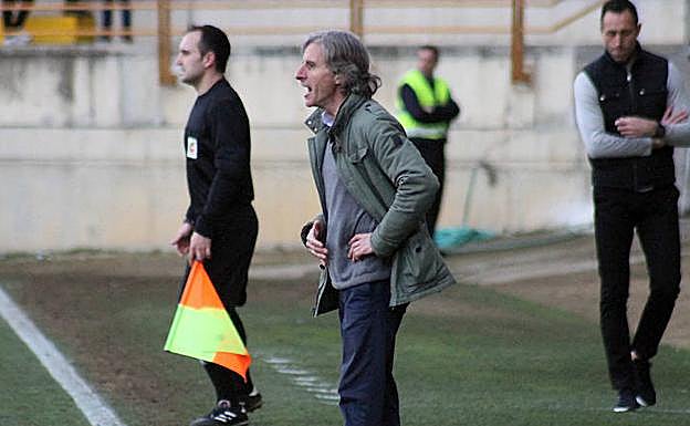 Aguirre da instrucciones. 