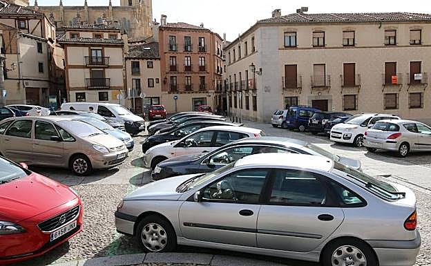 Coches estacionados en la plaza de San Esteban. 