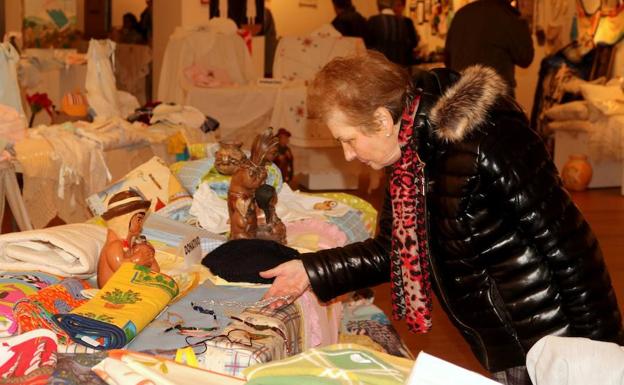 Una mujer contempla algunos de los productos expuestos.