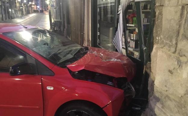 El vehículo accidentado, después de que el conductor se empotrara contra el escaparate de un establecimiento en el centro de Valladolid.