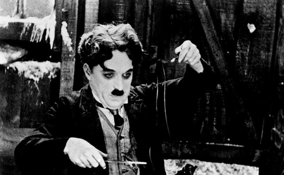 Chaplin, en una de las escenas más icónicas de Charlot en 'La quimera del oro'. 