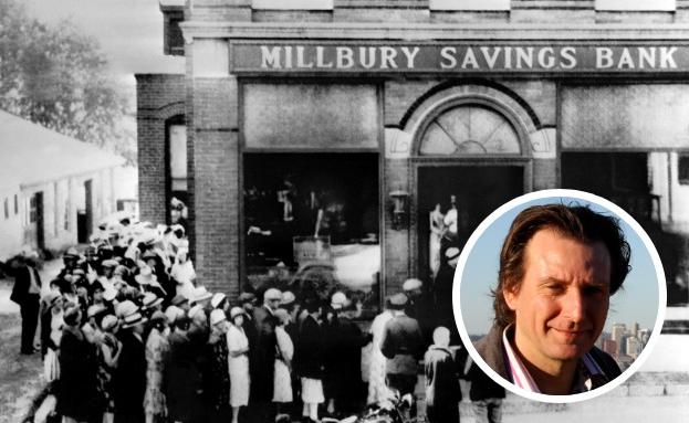 Un grupo de personas se apresuran a entrar en un banco en Massachusetts tras el Crac de 1929. En pequeño, David Pilling.