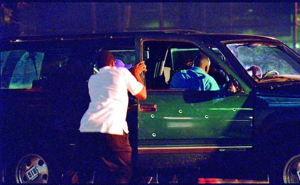 Fotografía de un momento posterior al asesinato de Christopher Wallace, conocido como Notorious Big, a la salida de una fiesta. 