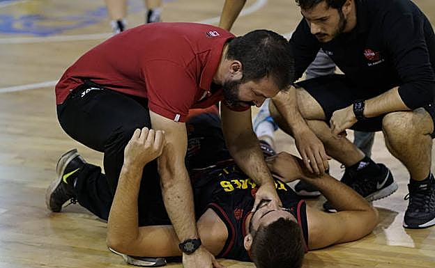 Sureda, atendido en el suelo. 