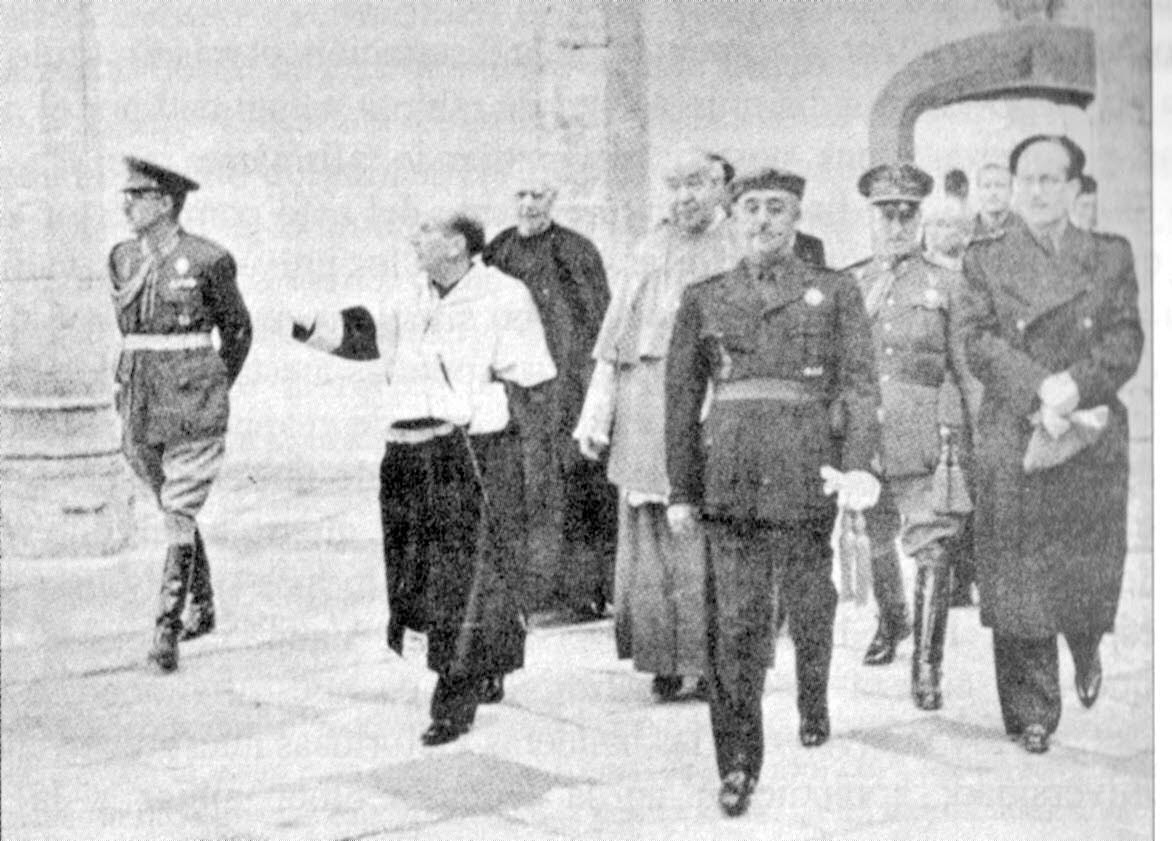 Franco atraviesa el Palacio de Santa Cruz en 1940, durante el acto de apertura del curso académico de la Universidad de Valladolid.
