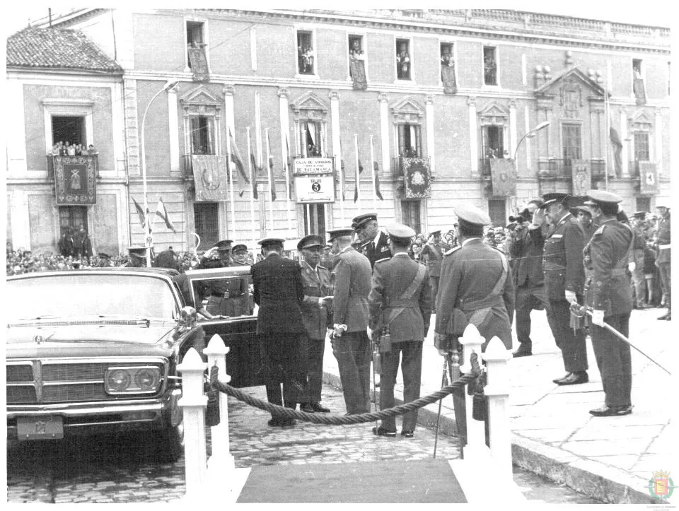 18.10.1969 Franco es recibido por la cúpula militar a su llegada a Capitanía.