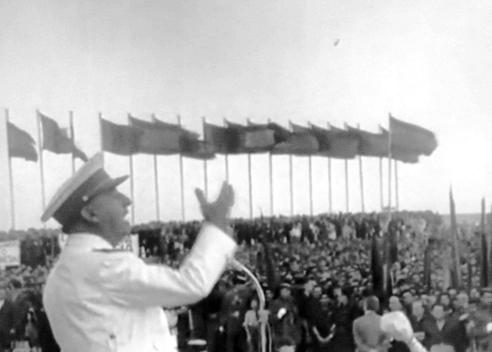 Franco se dirige al público asistente al acto de inauguración del monumento a Onésimo Redondo en el cerro de San Cristóbal el 24 de julio de 1961.
