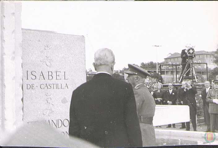18.10.1969 El Jefe del Estado, en el momento de inaugurar el monumento que Valladolid dedica a los Reyes Católicos, en La Rosaleda.