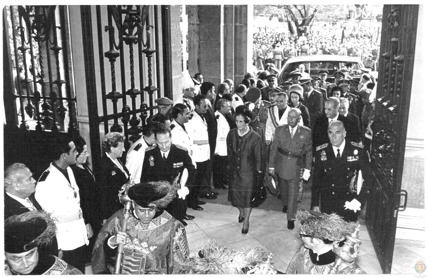 18.10.1969 Franco, su mujer y los príncipes de España, don Juan Carlos y doña Sofía, entran en el Ayuntamiento con motivo del quinto centenario del matrimonio de los Reyes Católicos en Valladolid.
