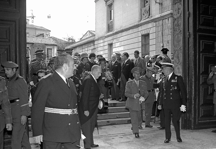 18.10.1969 Visita de Franco al Museo Nacional de Escultura de Valladolid, en compañía de los entonces Príncipes de Asturias, Don Juan Carlos y Doña Sofía.