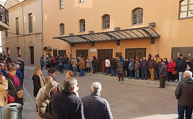 Más de 200 personas hicieron cola antes de abrirse la taquilla. 