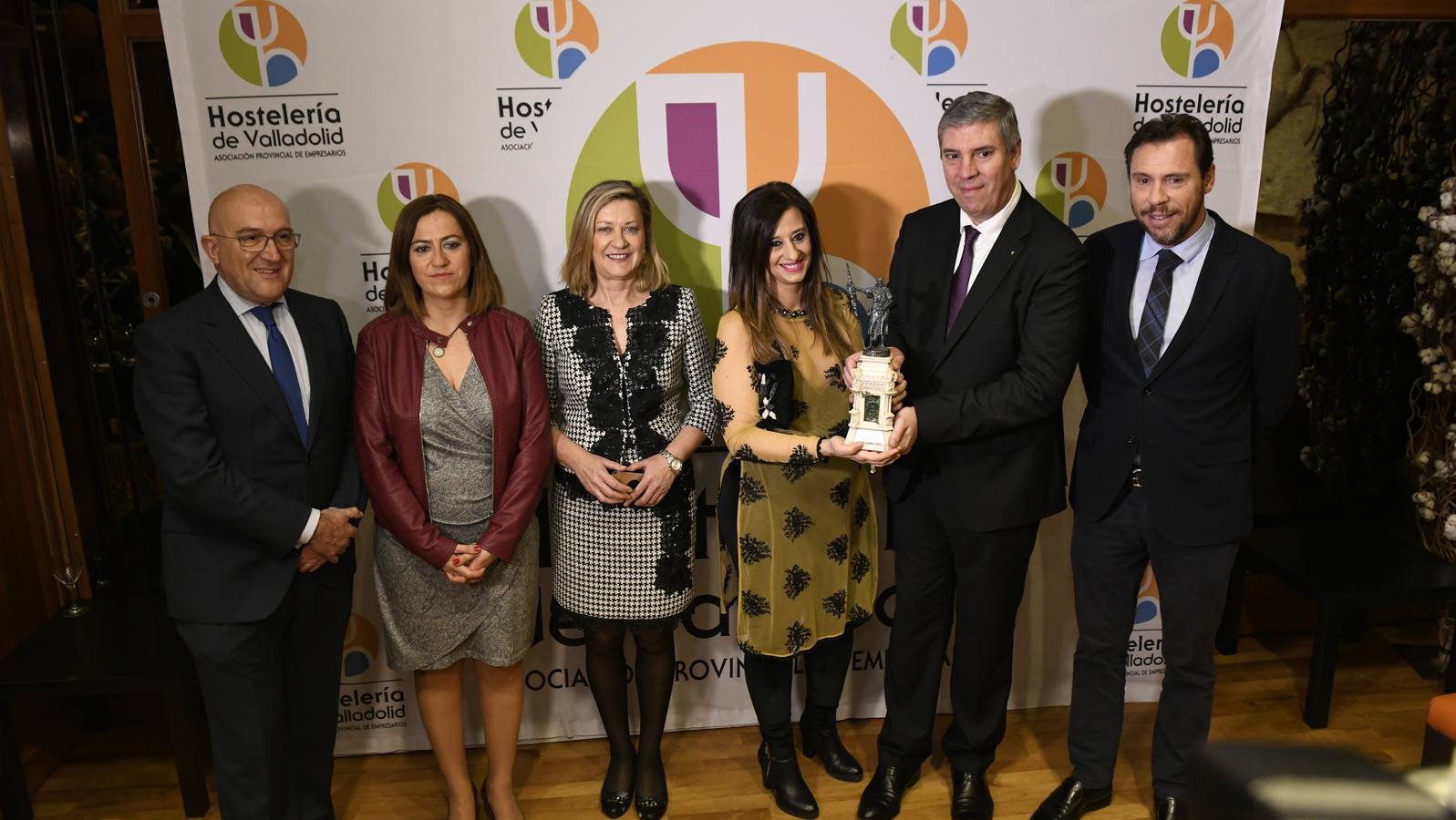 El Mesón Don Enrique, El Corcho, el bar Cubarsa, el restaurante La Martina y los hosteleros cigaleños Jesús y Rubén Valdivieso también fueron homenajeados en la XXXVIII Cena de Hermandad de la Asociación de Hostelería de Valladolid