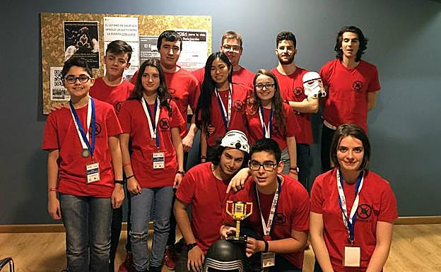 Los participantes en la First Lego League posan con las medallas y el trofeo. 