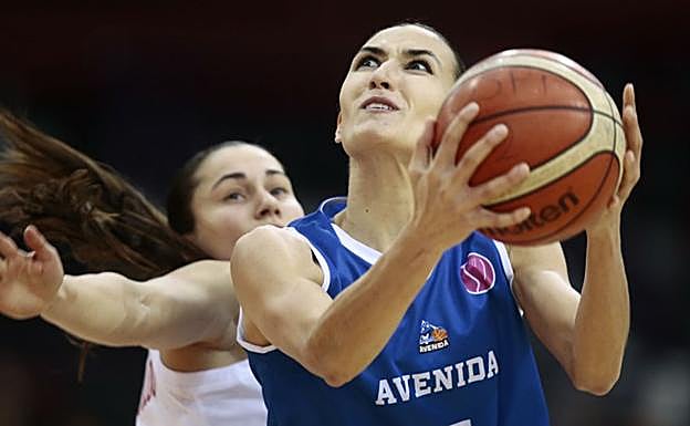 Belén Arrojo realiza una entrada a canasta ante el Olympiacos en la primera vuelta en Grecia.