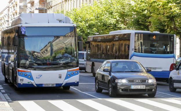 Dos autobuses urbanos en el centro de la ciudad.