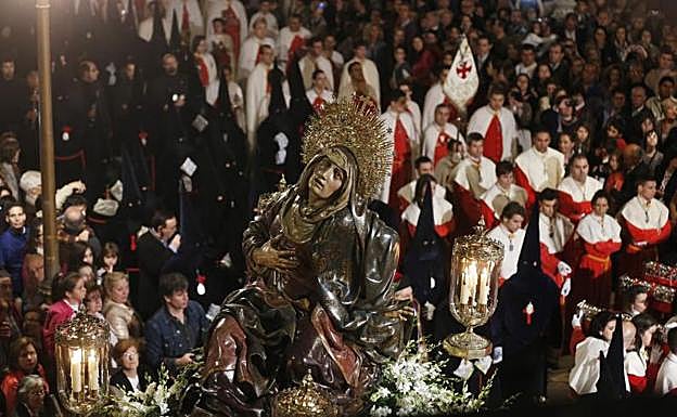 Nuestra Señora de las Angustias, rodeada de cofrades, fieles y espectadores, en Santa Cruz.