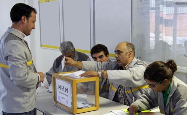 Una de las mesas electorales en las pasadas elecciones sindicales de Renault.