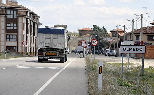 Carretera CL-602 a su paso por Olmedo.