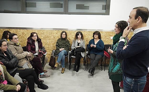 El alcalde y la concejala en un encuentro con representantes de las asociaciones. 