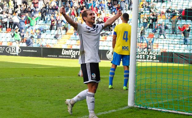 Pablo González celebra un gol del Salamanca CF en el Helmántico. 