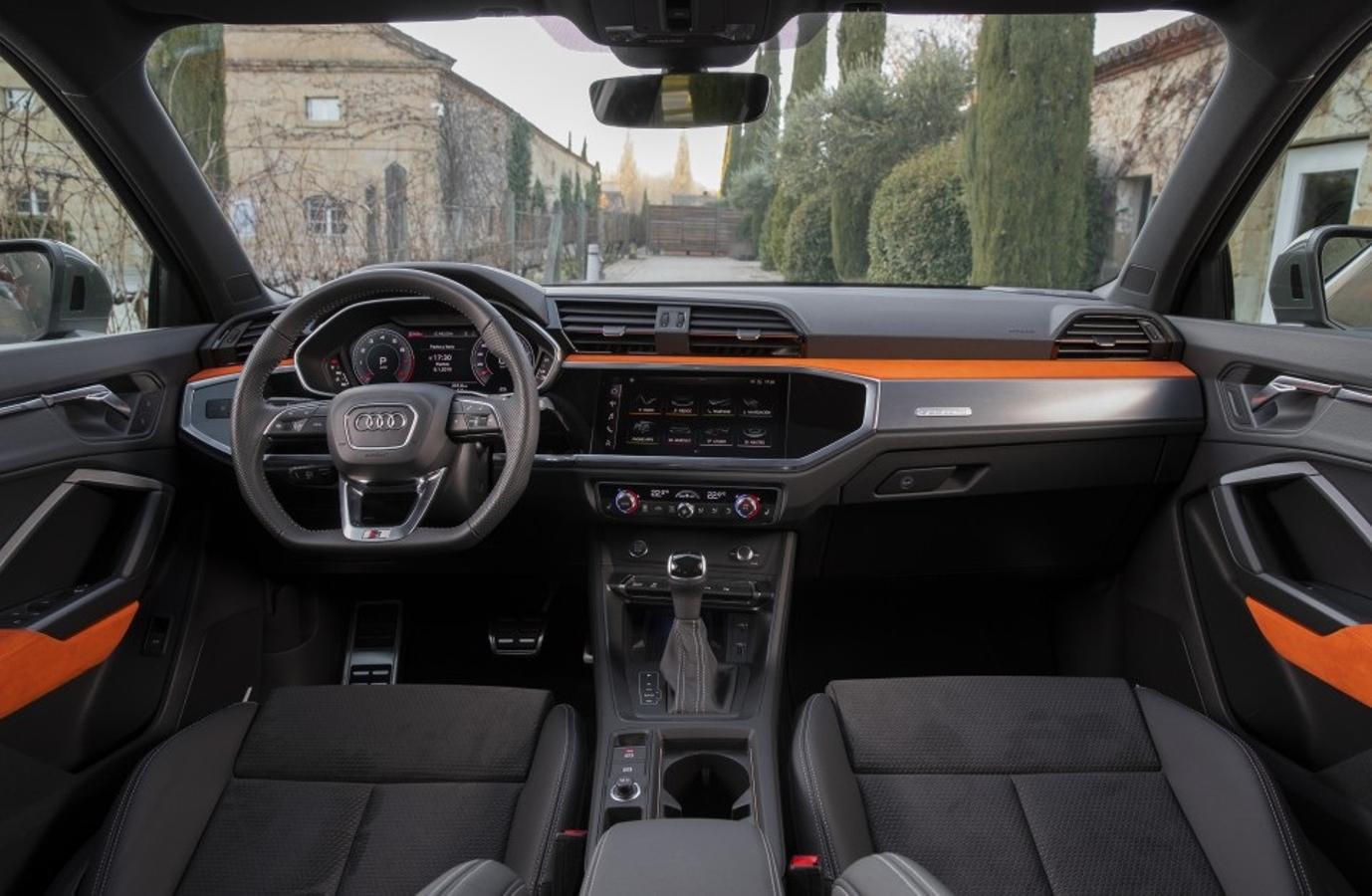 El nuevo Audi Q3 representa un cambio radical frente al modelo anterior. Es de mayor tamaño y se caracteriza por un diseño más deportivo con detalles como la nueva parrilla delantera octogonal. Se comercializa desde 35.880 euros.