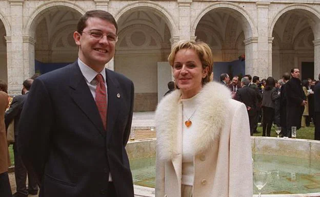 Silvia Clemente y Alfonso Fernández Mañueco posan sonrientes en marzo a de 2001, el día que Juan Vicente Herrera tomó posición por primera vez como presidente de la Junta y anunció que se incorporaban a su Gobierno como consejeros.