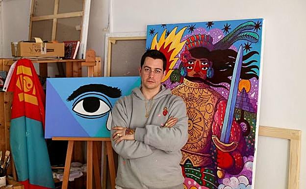 Ricardo Cavolo, delante de 'conan', en su estudio de Barcelona. 