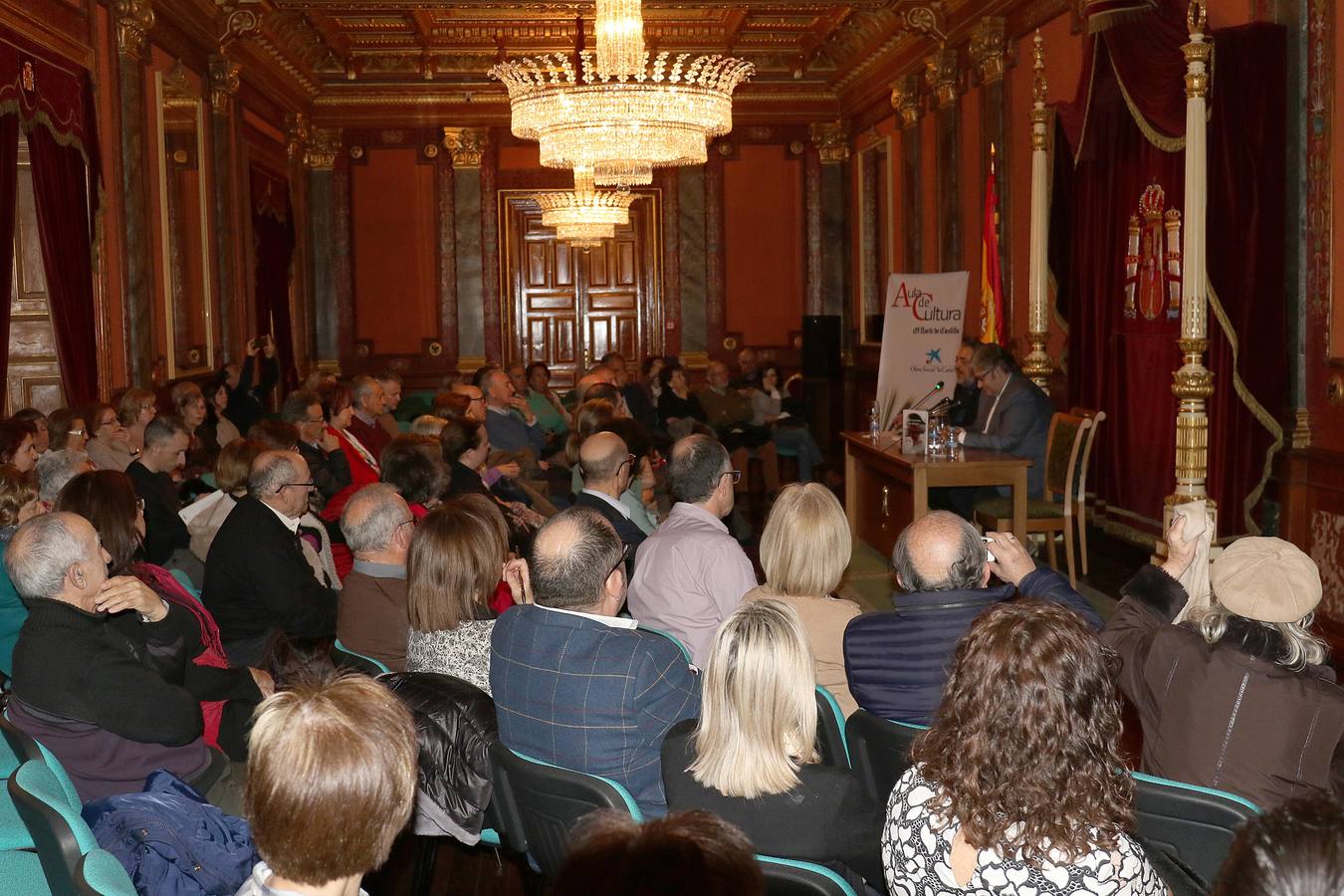 El escritor presentó en el Palacio Real su última novela de intriga 'Lucía en la noche'