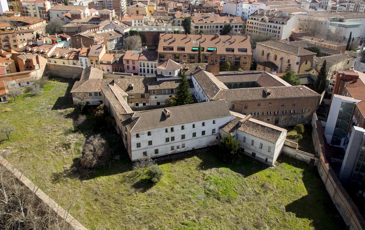 Visita del alcalde de Valladolid y los concejales al convento de Santa Catalina de Siena, adquirido por el Ayuntamiento.