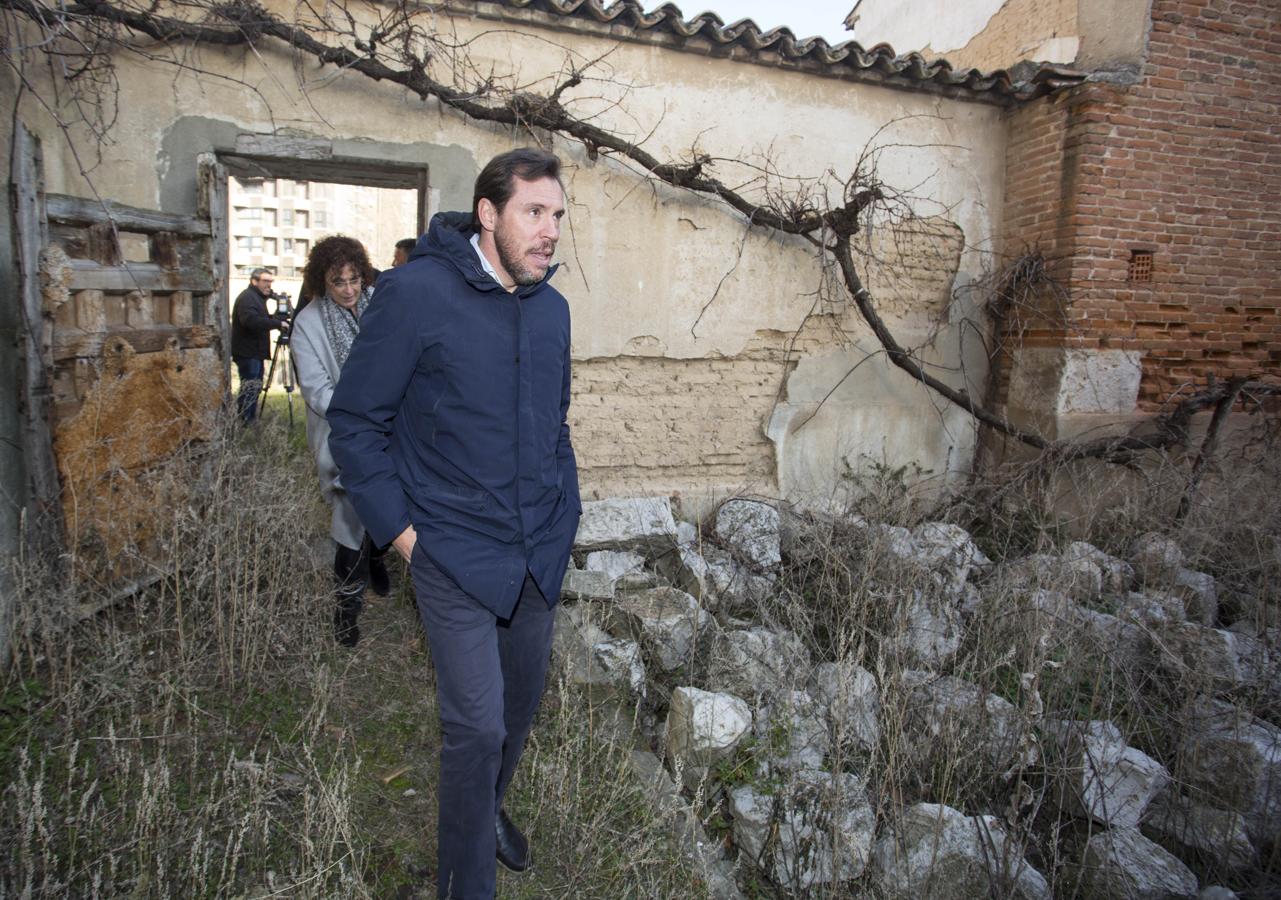 Visita del alcalde de Valladolid y los concejales al convento de Santa Catalina de Siena, adquirido por el Ayuntamiento.