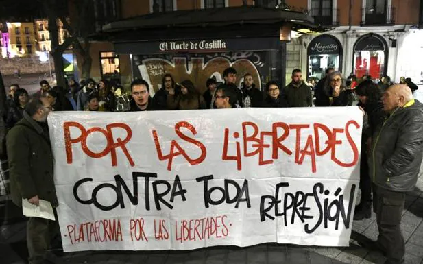 Un momento de la concentración contra la sanción impuesta al joven que colocaba carteles. 