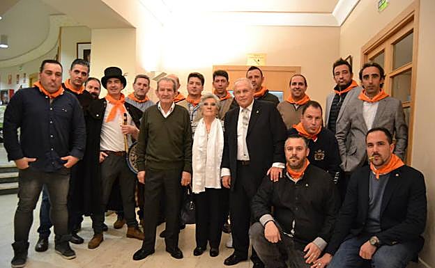 Miembros de la peña, el pregonero y montadores de los tablados. 