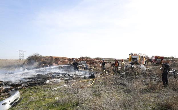 Los bomberos apagan el fuego ocasionado en la escombrera legal de Vistahermosa. 