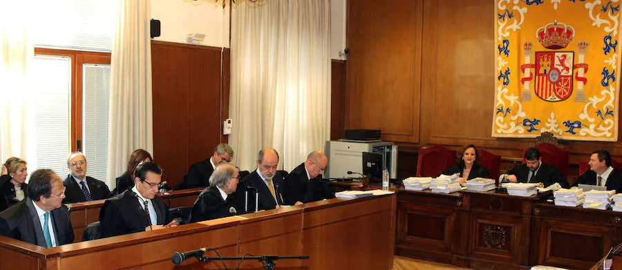 Defensas de los acusados, durante la última sesión del juicio de las prejubilaciones.