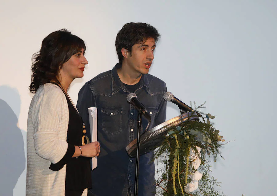 El cineasta César Alenda, junto a la presentadora de la inauguración de la muestra, Carmen Cuesta, se dirige al público. 