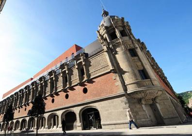 Imagen secundaria 1 - Aspecto exterior e interior de la Alhóndiga de Bilbao. 