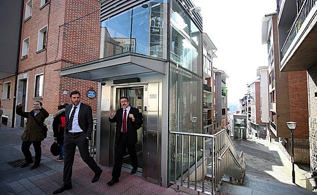 El alcalde de Valladolid, Óscar Puente, durante la visita que realizó esta semana a varios ascensores y rampas del casco urbano de Bilbao. :: 