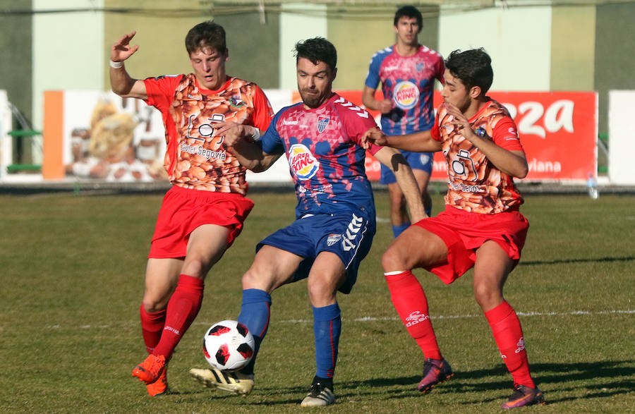 Fotos: La Gimnástica Segoviana se impone a La Granja en el derby celebrado en La Albuera (2-0)