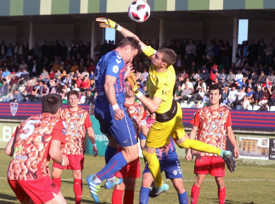 Fotos: La Gimnástica Segoviana se impone a La Granja en el derby celebrado en La Albuera (2-0)