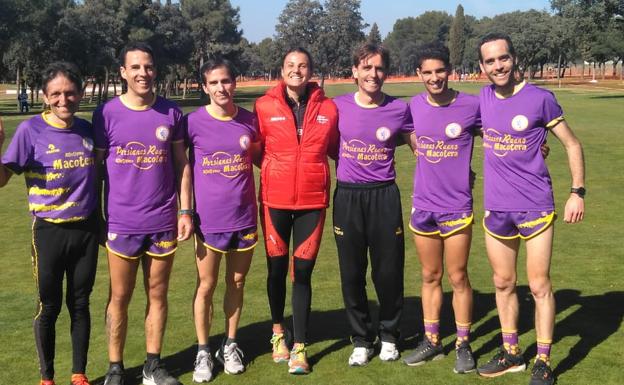 Gema Martín posa con los atletas del At. Macotera.