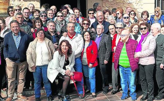 Familiares, amigos y vecinos rodean al médico homenajeado, ayer, en Cantimpalos. 