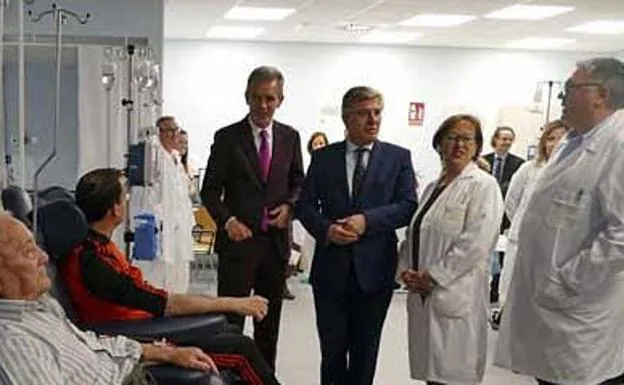 Rafael López y los responsables médicos, durante la visita.