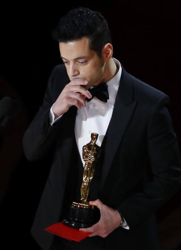 Rami Malek recibe el premio a 'mejor actor' por su papel protagonista en 'Bohemian Rhapsody', en la que interpreta al líder de Queen, Freddie Mercury. Se impuso a los otros candidatos: Christian Bale ('Vice'), Bradley Cooper ('Nace una estrella'), Willem Dafoe ('Van Gogh, a las puertas de la eternidad') y Viggo Mortensen ('Green Book').