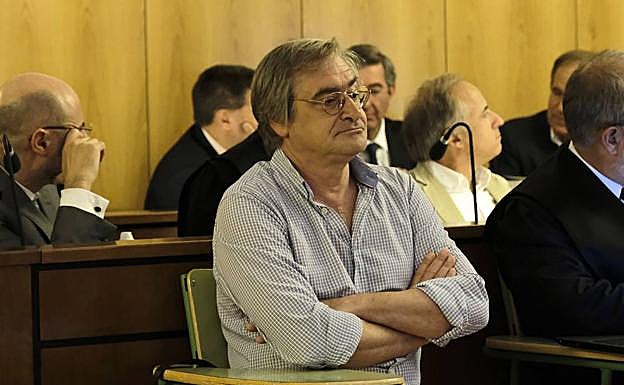 El exedil de Urbanismo de Valladolid, José Antonio García de Coca, junto a su letrado en el macrojuicio por la manipulación del Plan General de Ordenación Urbana.