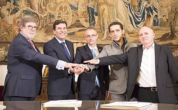 Santiago Aparicio (Cecale), Carlos Fernández Carriedo (Junta), Ricardo Rivero (USAL), Vicente Andrés (CCOO) y Faustino Temprano (UGT) juntan sus manos tras la firma del acuerdo.