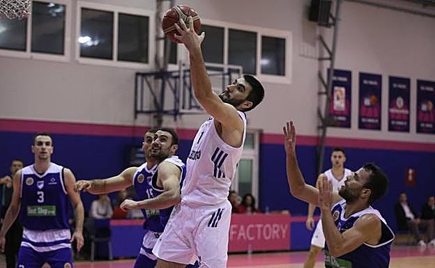 Veljkovic captura un rebote con la camiseta del Beograd. 